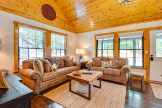 6 Mi to Helen Mtn-View Retreat with Hot Tub! - Clarkesville - 6