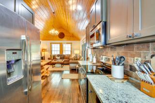6 Mi to Helen Mtn-View Retreat with Hot Tub! - Clarkesville - 1