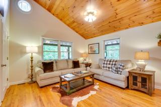 6 Miles to Helen Cabin with Hot Tub and Views! - Clarkesville - 6