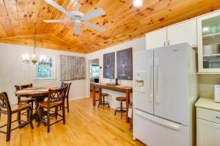 6 Miles to Helen Cabin with Hot Tub and Views! - Clarkesville - 4
