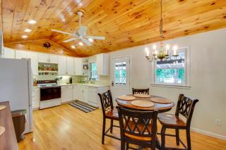 6 Miles to Helen Cabin with Hot Tub and Views! - Clarkesville - 2