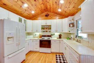 6 Miles to Helen Cabin with Hot Tub and Views! - Clarkesville - 1