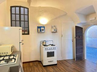 Historic Palace Overlooking Piana Di Navelli - 6