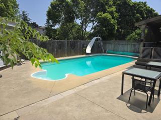 Luxury home 4BR, Pool, & 5 Mins to 401 - 2