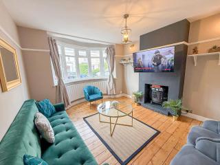 Comfy 3-bedroom House in New Malden with FREE Parking and Private Garden - Worcester Park - 0