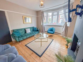 Comfy 3-bedroom House in New Malden with FREE Parking and Private Garden - Worcester Park - 9