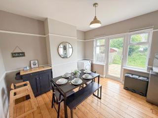 Comfy 3-bedroom House in New Malden with FREE Parking and Private Garden - Worcester Park - 6