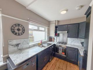 Comfy 3-bedroom House in New Malden with FREE Parking and Private Garden - Worcester Park - 4