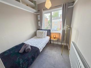 Comfy 3-bedroom House in New Malden with FREE Parking and Private Garden - Worcester Park - 1