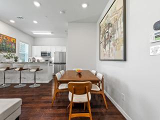 Upscale Irving Townhome - Irving - 6