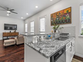 Upscale Irving Townhome - Irving - 3