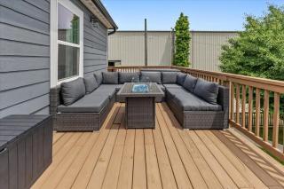 Beautiful Home with Huge Patio and Garage - 9