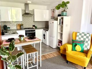 Quiet 1 Bed with Garden Views Near Leith & City Centre - 6
