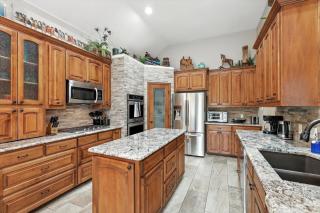 Lewisville Luxe Pool Getaway - Patio BBQ TV Room - Lewisville - 7
