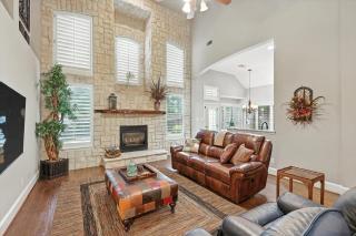 Lewisville Luxe Pool Getaway - Patio BBQ TV Room - Lewisville - 5