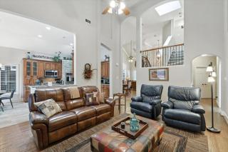 Lewisville Luxe Pool Getaway - Patio BBQ TV Room - Lewisville - 3