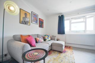 Modern Bromley 2 Bed apartment great location with parking - - 9