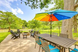 Mod on the Guad Home with Lake McQueeney Views! - Seguin - 0