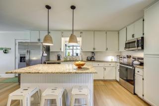 Mod on the Guad Home with Lake McQueeney Views! - Seguin - 4