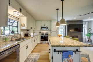 Mod on the Guad Home with Lake McQueeney Views! - Seguin - 2