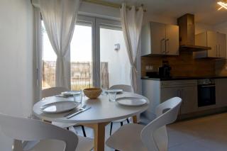 Beautiful fully renovated 3 bedroom - 7