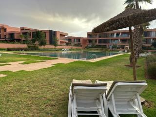 Luxury apartment with pool & garden views - 8