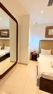 High Rise Royal Luxury 2 BHK with Private Patio - Gurgaon - 9