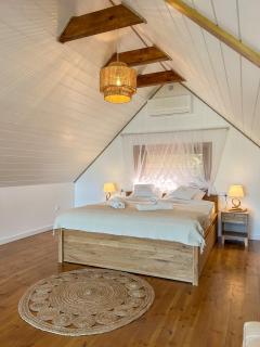 Zloty, a Skromny - ogrodzony domek z jacuzzi i widokiem na jezioro - 1