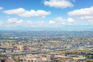 Next to Skybus Luxe 2 Bed 2 Bath with Parking Pool Gym Sauna - Melbourne - 6