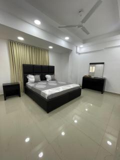 Spacious 2 bedroom & maid room - - 5