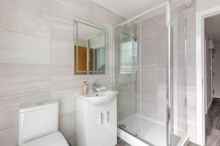 Urban Oasis by LVP Apartments - 1-Bed City Escape with Sofa Bed - Perfect for Business & Leisure - 2