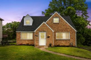 Spacious 4BR Home-Big Yard Huge Driveway - Pittsburgh - 7