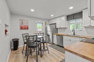 Spacious 4BR Home-Big Yard Huge Driveway - Pittsburgh - 3