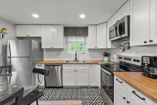 Spacious 4BR Home-Big Yard Huge Driveway - Pittsburgh - 2