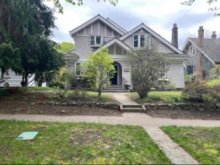 Moon House - Vancouver - 3