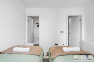 City Centre - Top Floor Luxury Apartment - Free Secure Small Car Parking - 5 Minute Walk to Beach & Station - 3