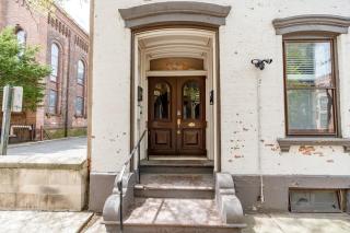 Luxury Downtown w Backyard - Troy - 9