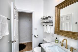 Luxury Downtown w Backyard - Troy - 6