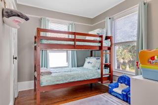 St Augustine "Pink House" Sleep 12, 6 Bd, 3Bth, Steps to Historic St Augustine Center & All Tourist Attractions, Restaurants, Cafes, Backyard, Porch - St. Augustine - 4