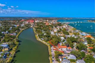 St Augustine "Pink House" Sleep 12, 6 Bd, 3Bth, Steps to Historic St Augustine Center & All Tourist Attractions, Restaurants, Cafes, Backyard, Porch - St. Augustine - 3