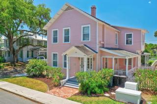 St Augustine "Pink House" Sleep 12, 6 Bd, 3Bth, Steps to Historic St Augustine Center & All Tourist Attractions, Restaurants, Cafes, Backyard, Porch - St. Augustine - 0