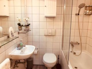2 bed GF Docklands Apartment - Free Parking for 1 car - 1