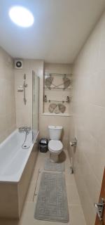 Cosy ground floor flat close to train & bus routes - 4