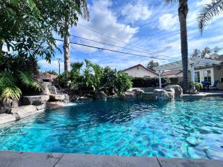 Incredible 5 Bedroom, 4 Bath, Rock Pool & Jacuzzi Home, 1/2 Mile Walk To Disney - Anaheim - 0