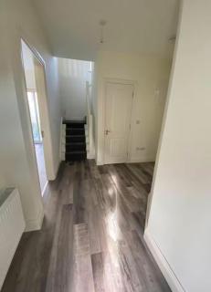 Luxury 3 Bedroom House - sleeps 6 people - 25 minute direct train to c - Newbridge - 6