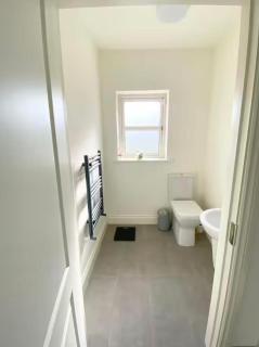 Luxury 3 Bedroom House - sleeps 6 people - 25 minute direct train to c - Newbridge - 1