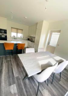Luxury 3 Bedroom House - sleeps 6 people - 25 minute direct train to c - Newbridge - 8