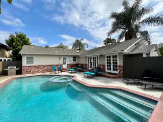 Stunning 5 Bedroom, 3 Bath Home 1/2 Mile Walk To Disney - Anaheim - 0