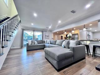 Spectacular 5 Bedroom, 4 Bath Pool Home Near Disney - Anaheim - 0