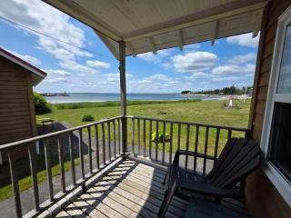Hunts Point 2-BR Oceanview Rustic Coastal Retreat - Summerville Centre - 6